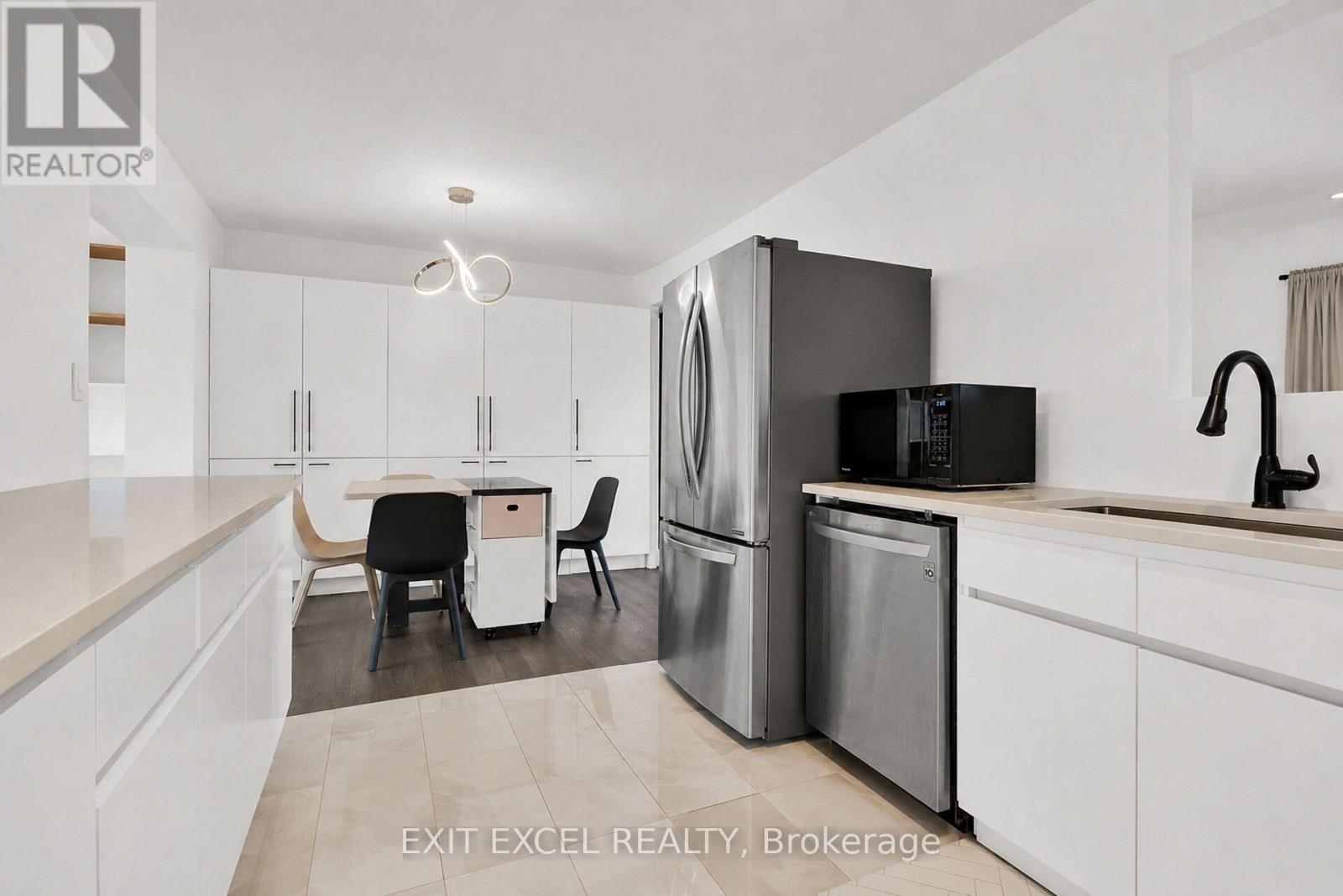 25 UXBRIDGE CRESCENT - 7