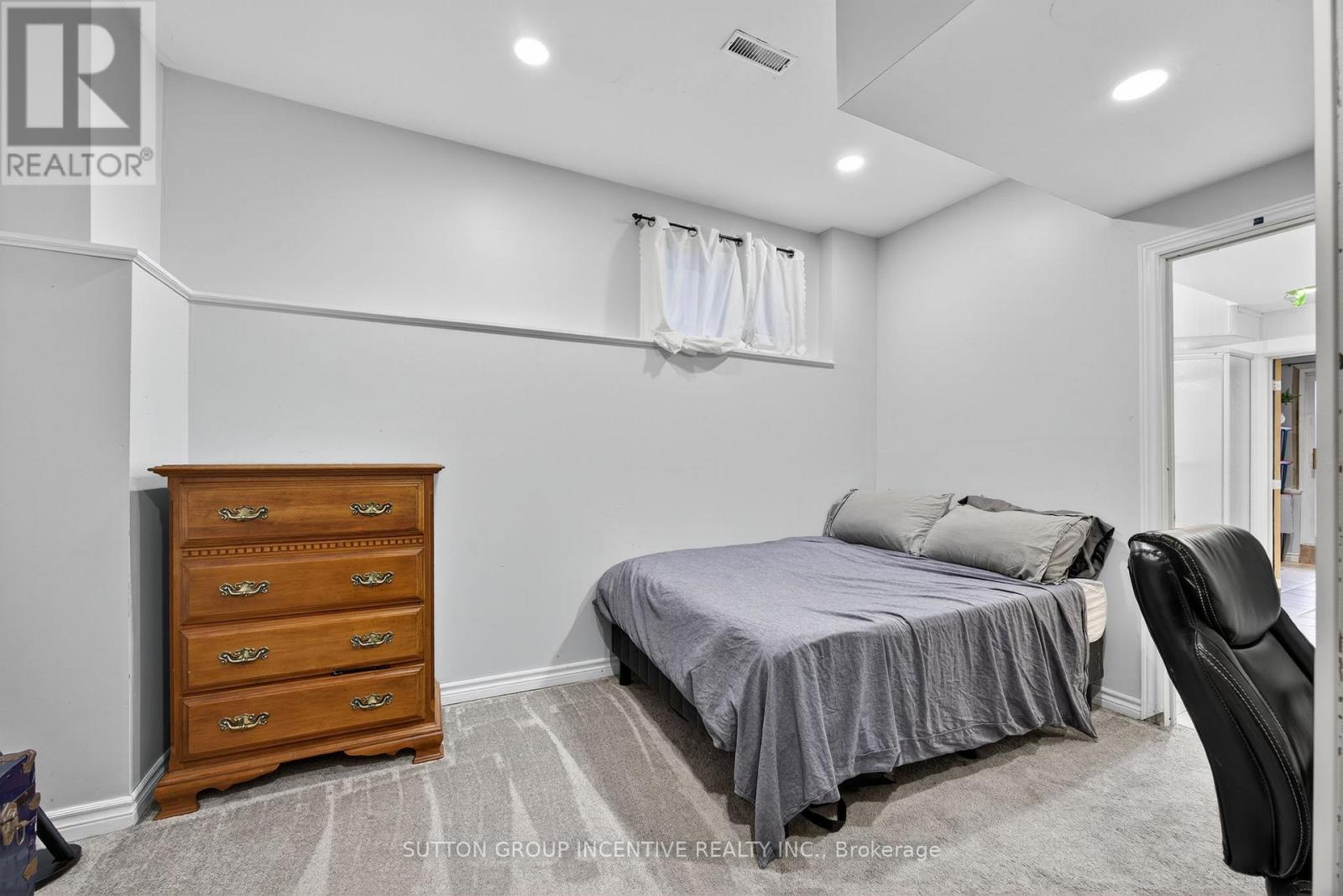 4 DUNNETT DRIVE - 28
