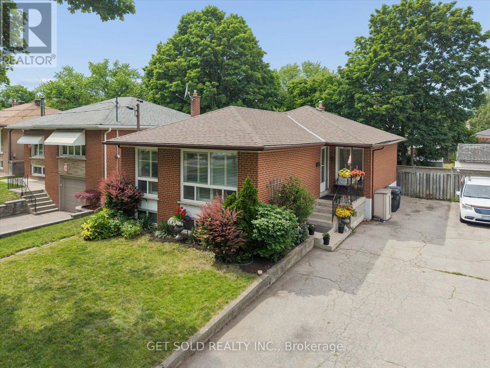 32 CHECKENDON DRIVE