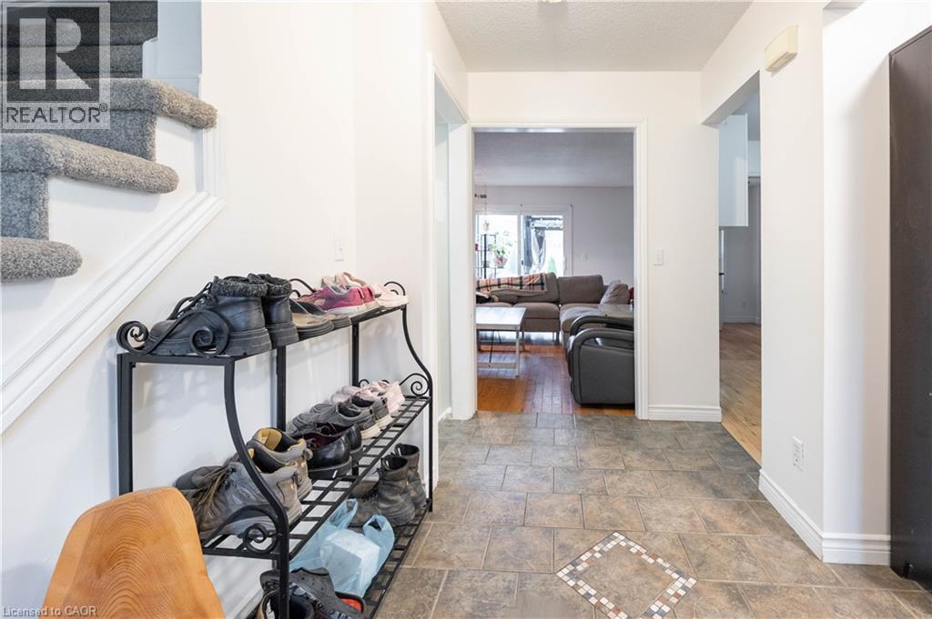 3-bedroom home for sale at 10 EVERGREEN Court, Brantford ON · photo 3 of 32
