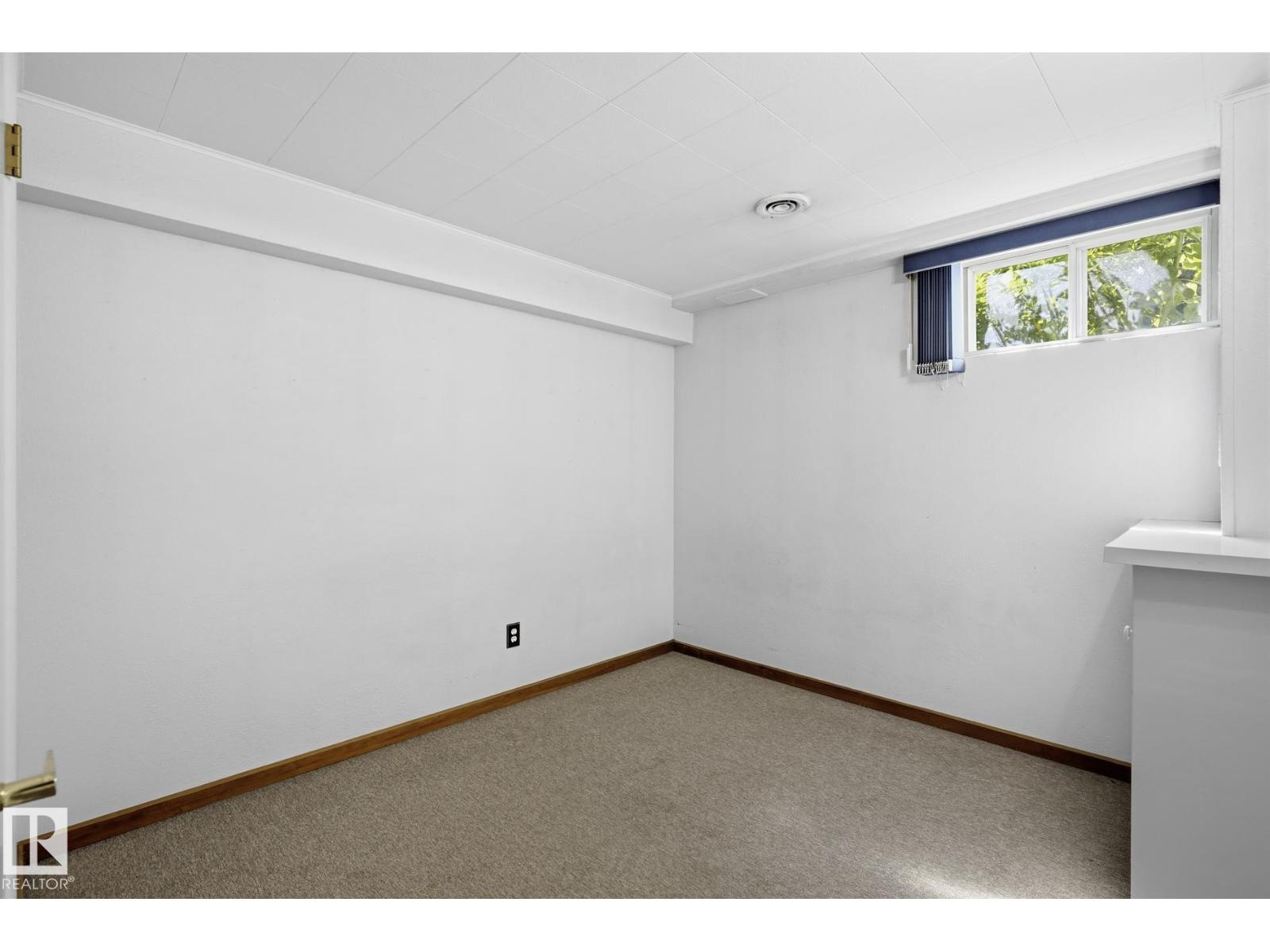 10527 137 AV NW - 12