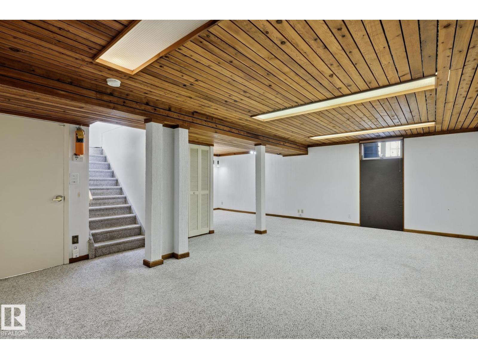 10527 137 AV NW - 15