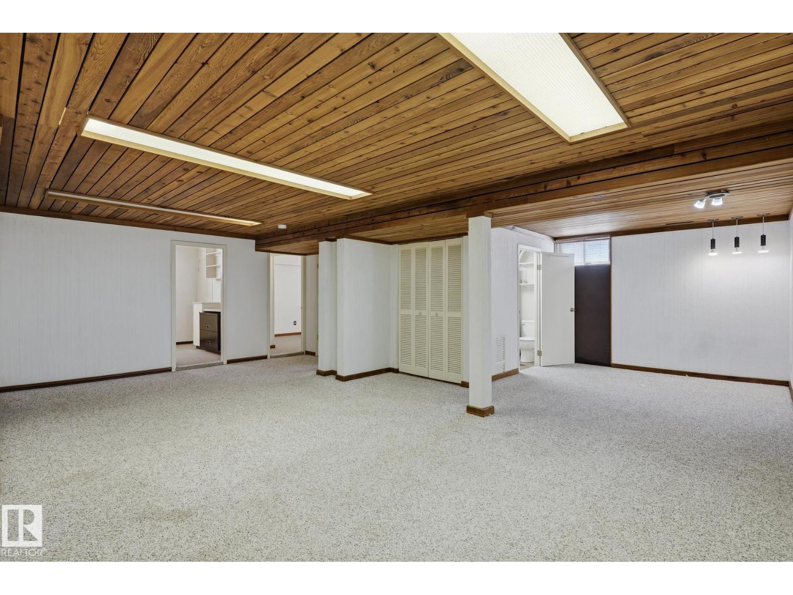 10527 137 AV NW - 16