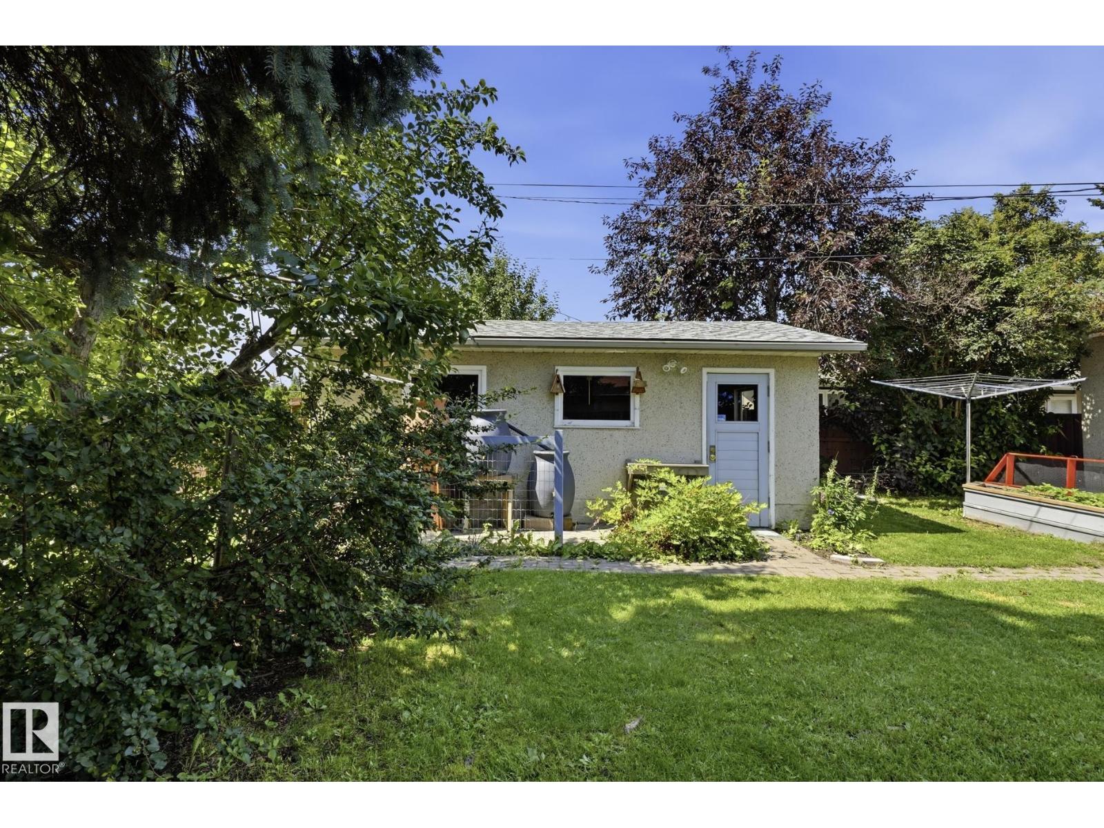 10527 137 AV NW - 22