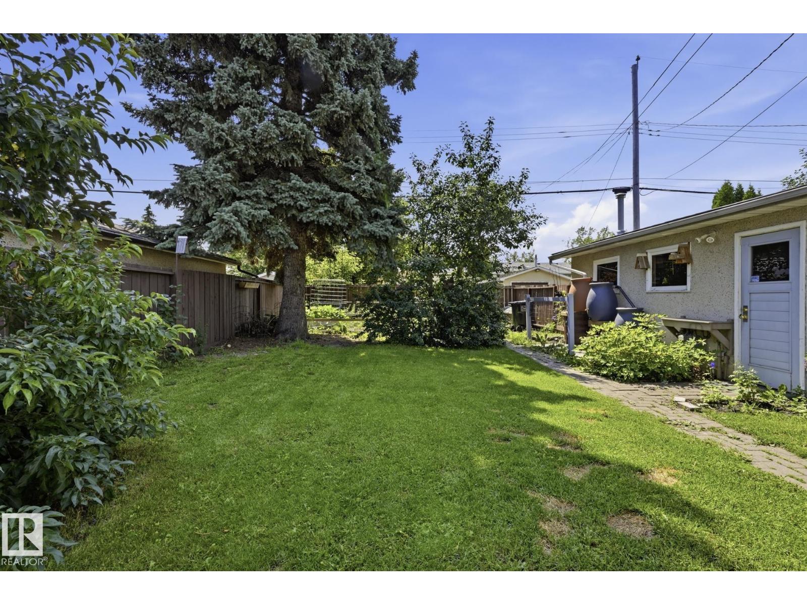 10527 137 AV NW - 24