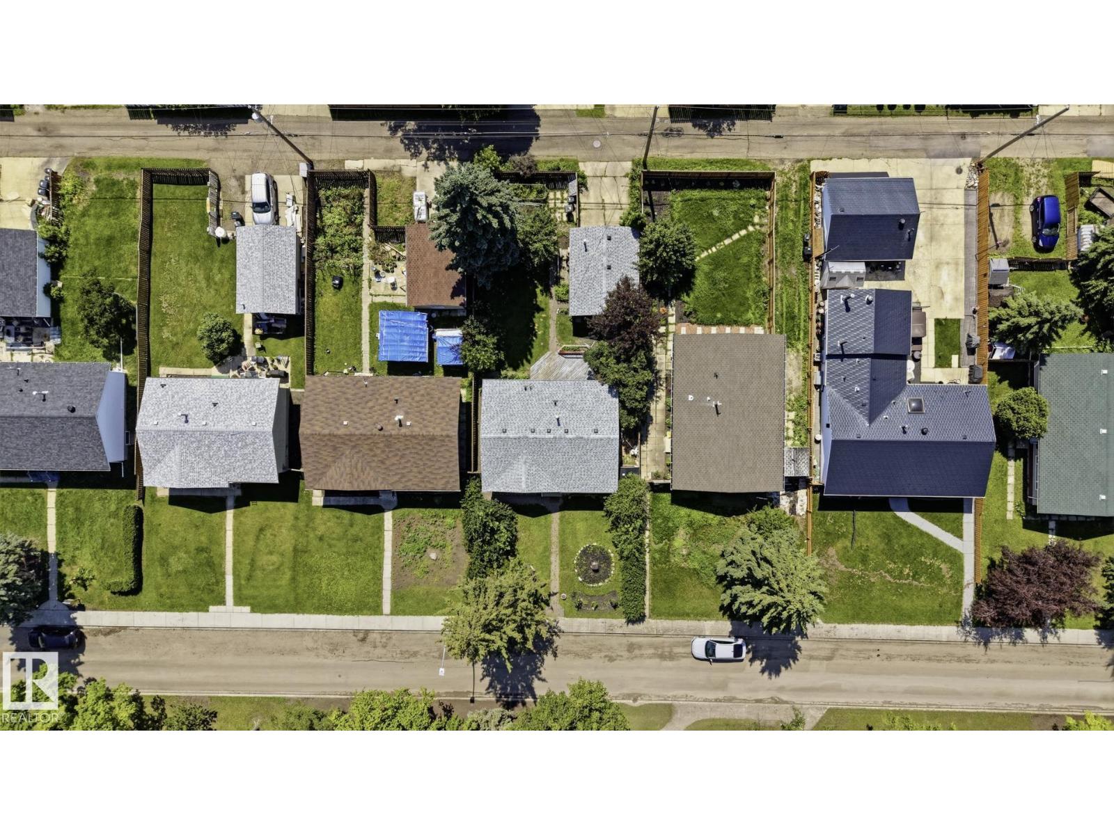 10527 137 AV NW - 27