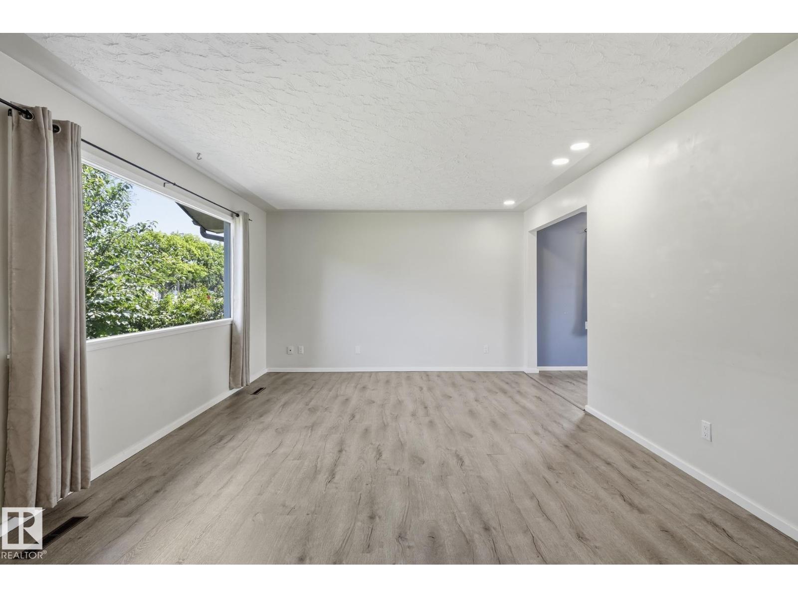 10527 137 AV NW - 3