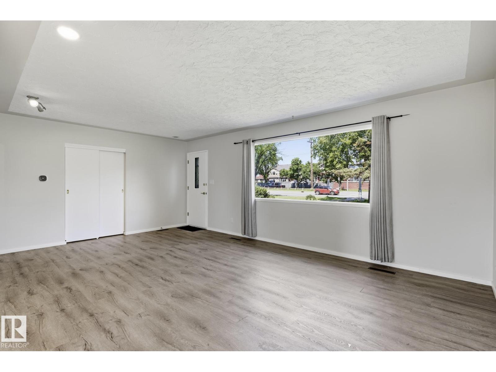 10527 137 AV NW - 4