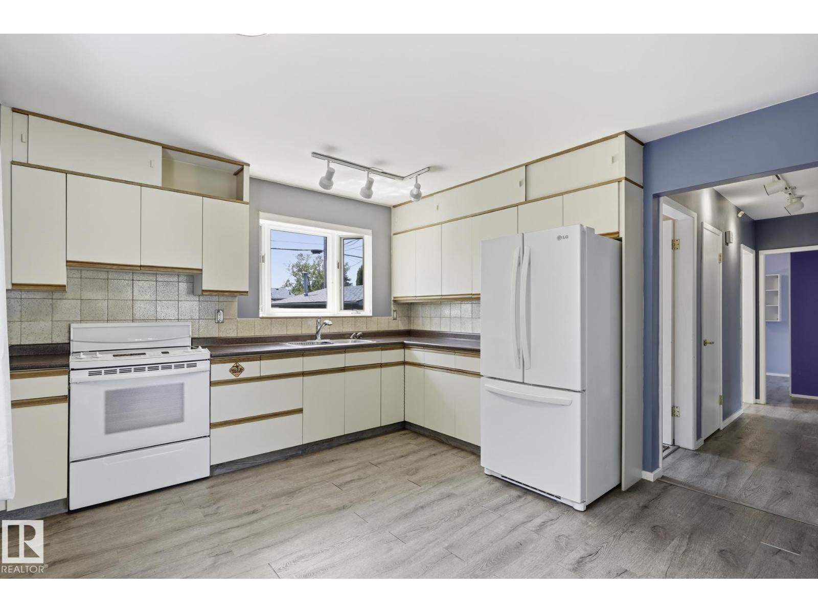 10527 137 AV NW - 8
