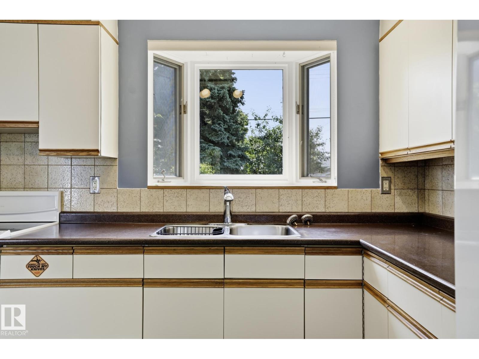 10527 137 AV NW - Image 9