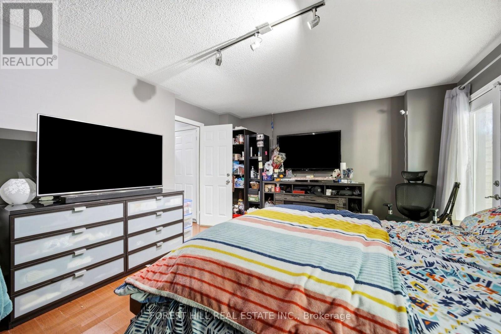 12 LAMBRINOS LANE - 32