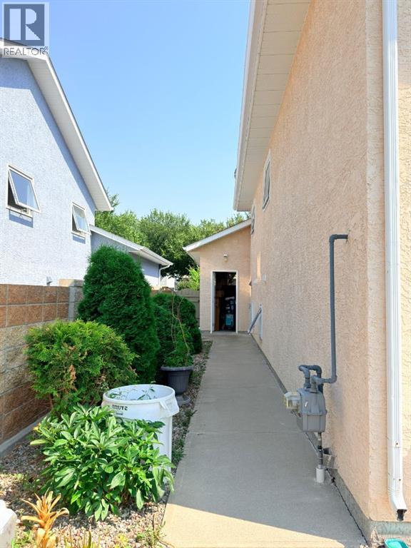 193 Uplands Boulevard N - 2