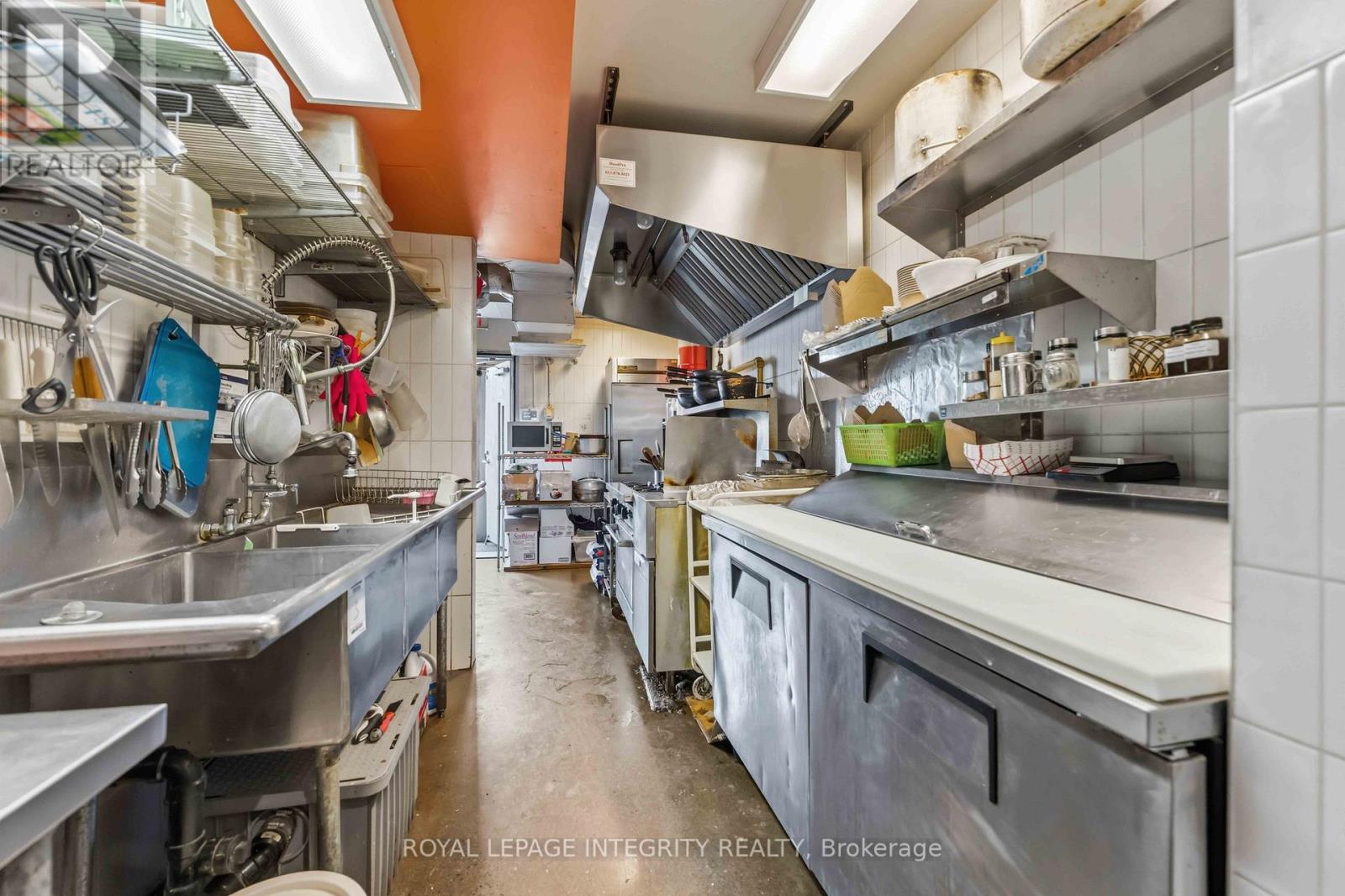 4 Bath Business for Sale in Ottawa – 266 PRESTON STREET N, Ottawa – MLS# X13639936 - Image 9