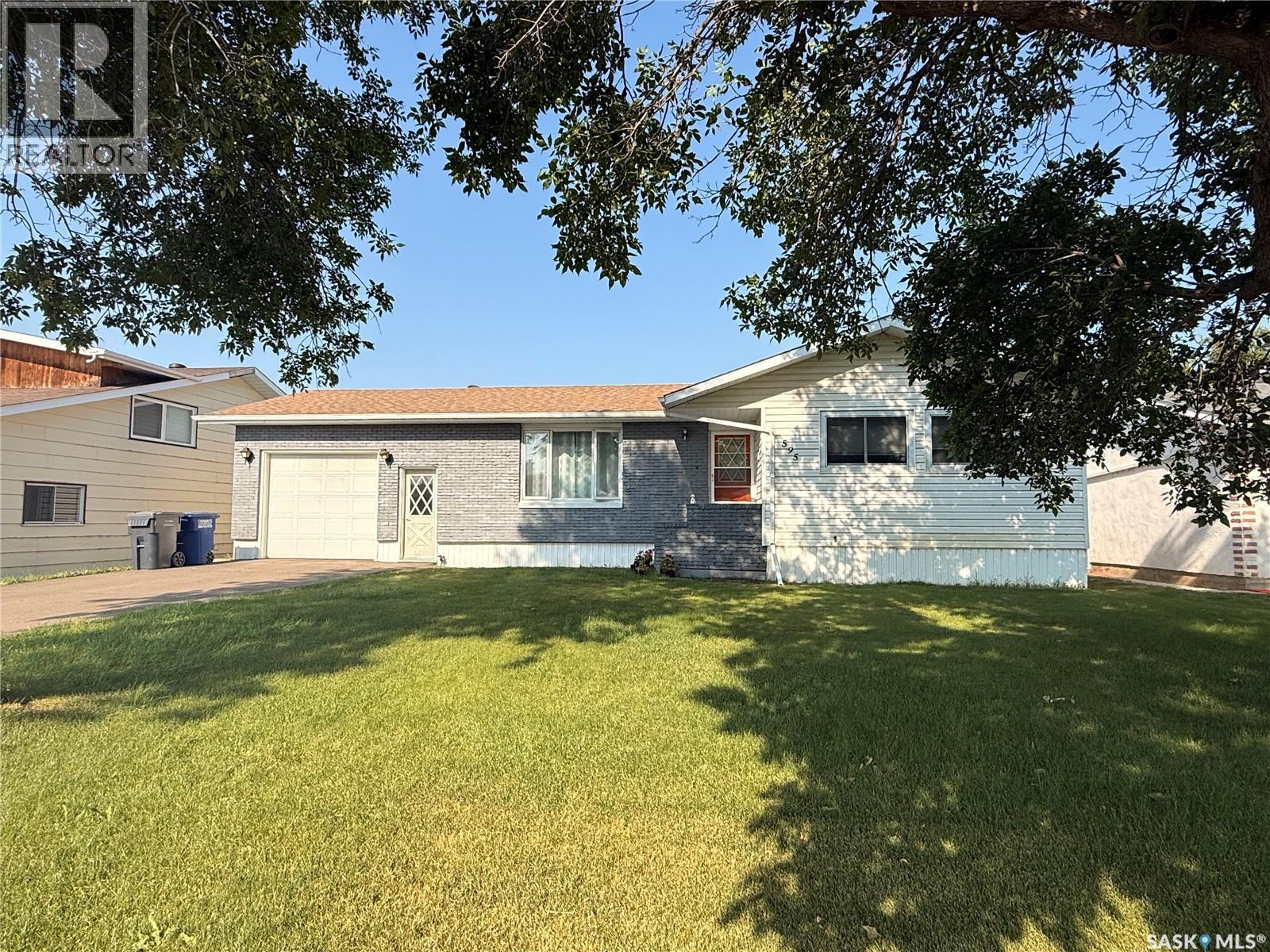 595 9th STREET W - 33