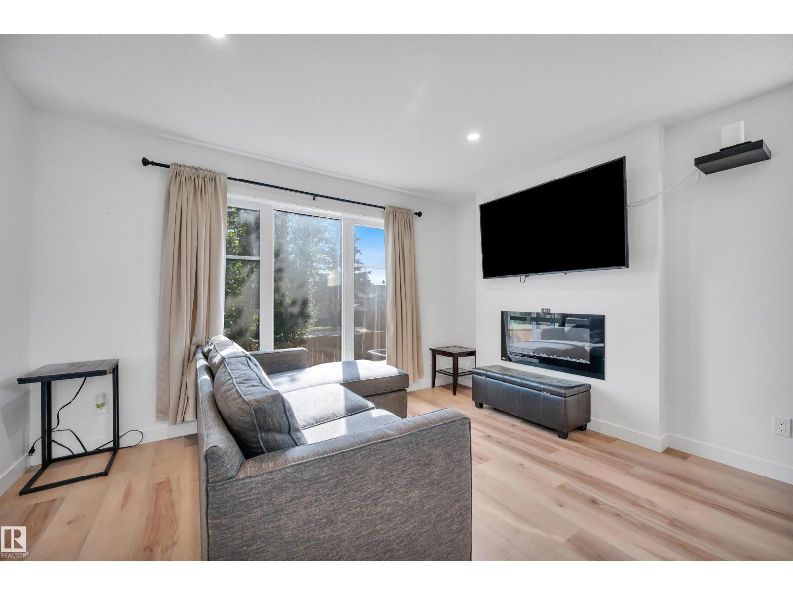 11444 82 ST NW - 10