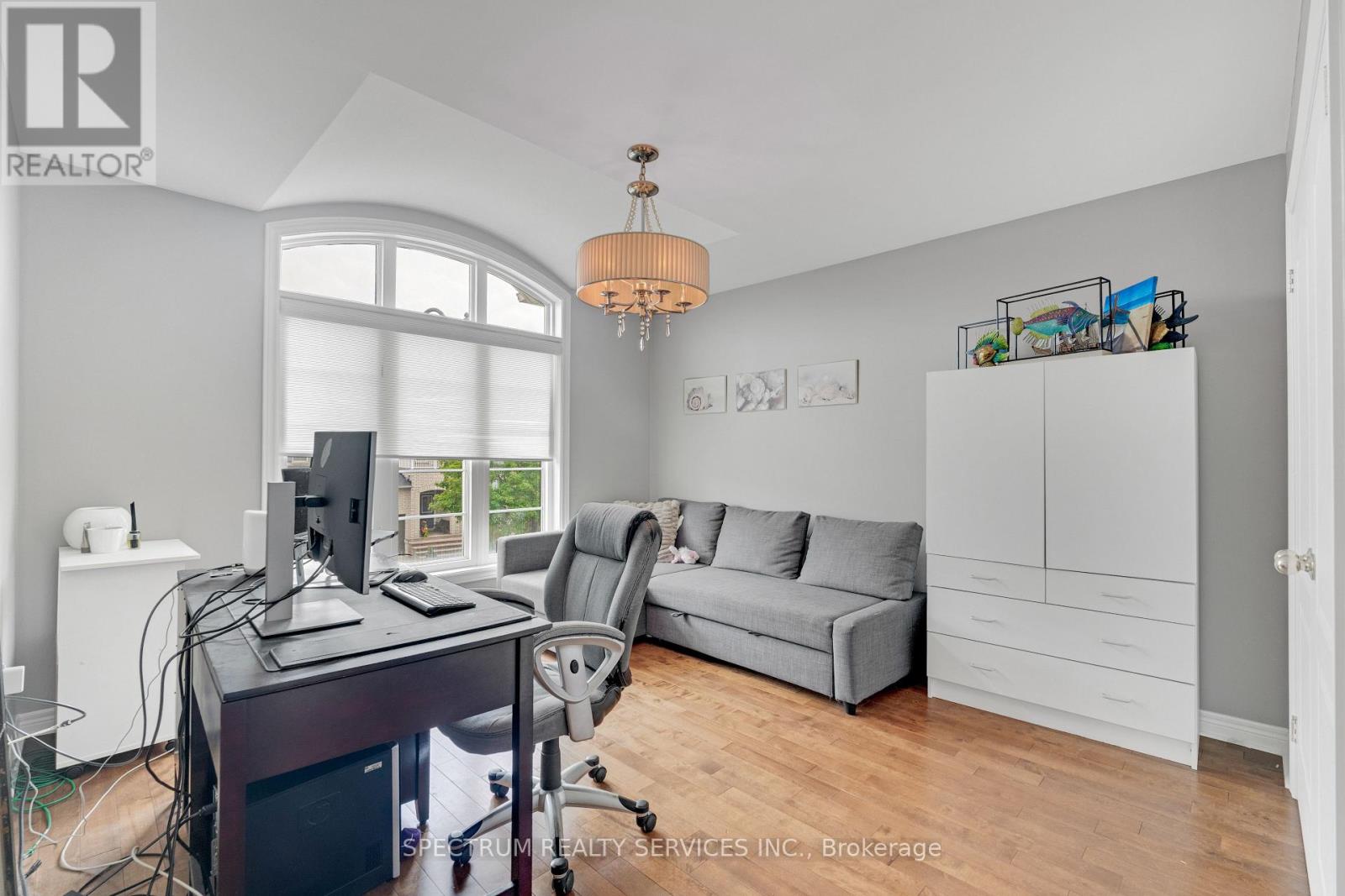 24 ARISTOCRAT ROAD - 31