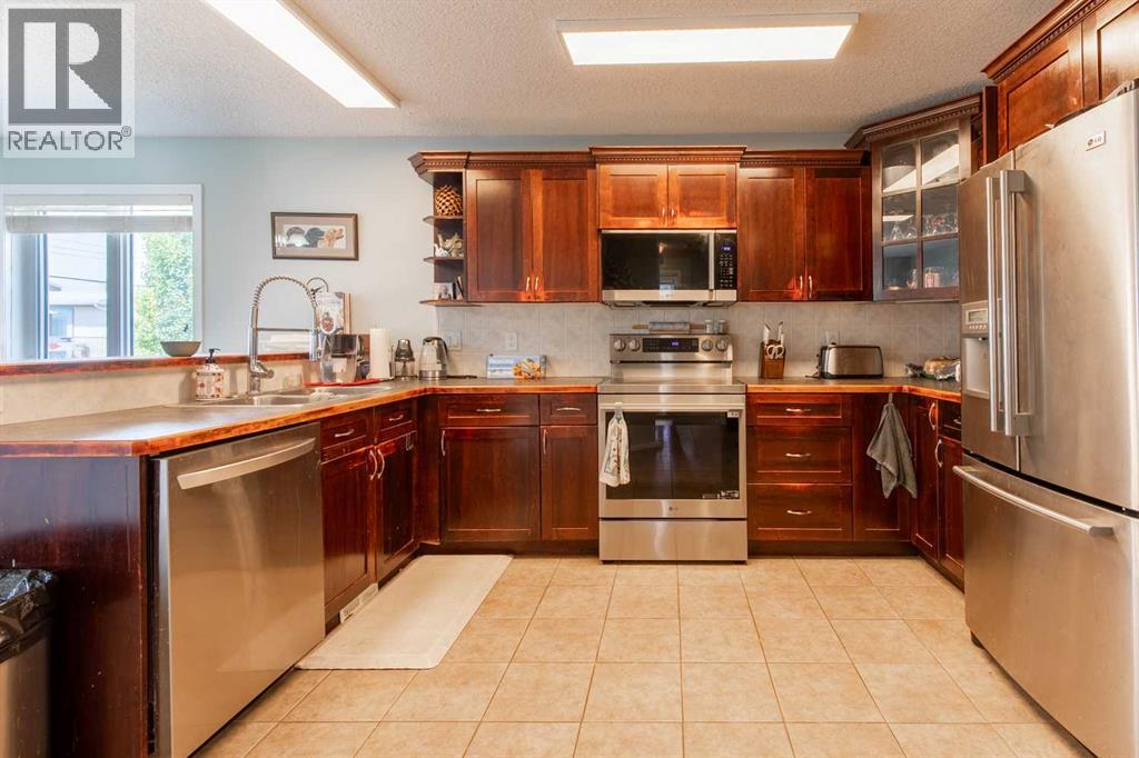 607 52 Avenue Close - 9