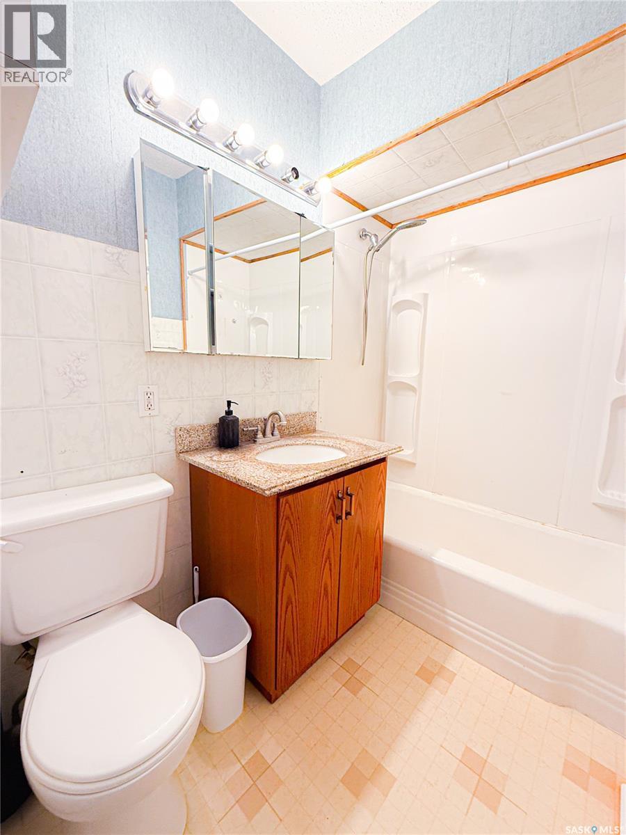 430 3rd STREET E - 16