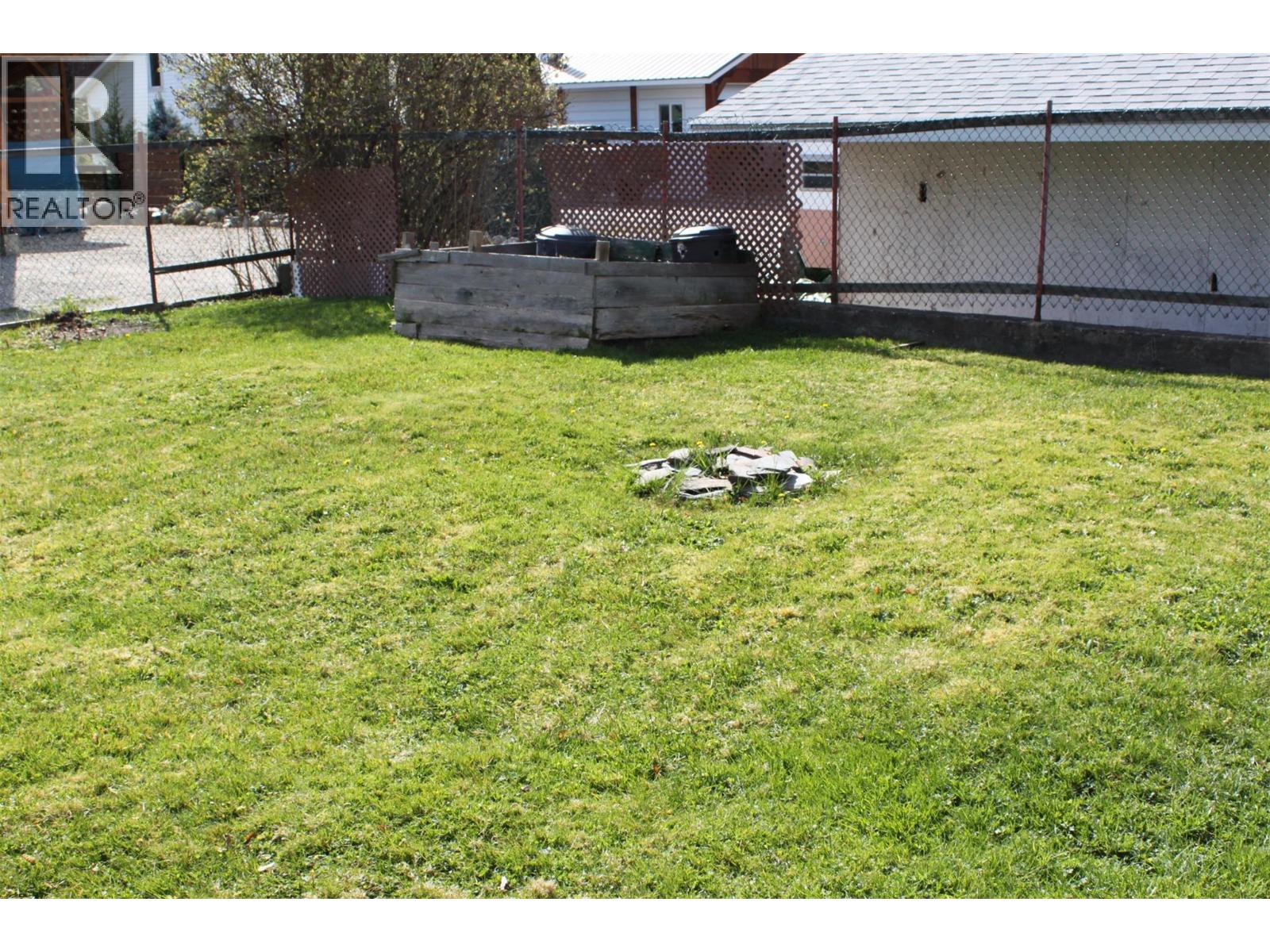 119 2nd Avenue NW, Nakusp — photo 2