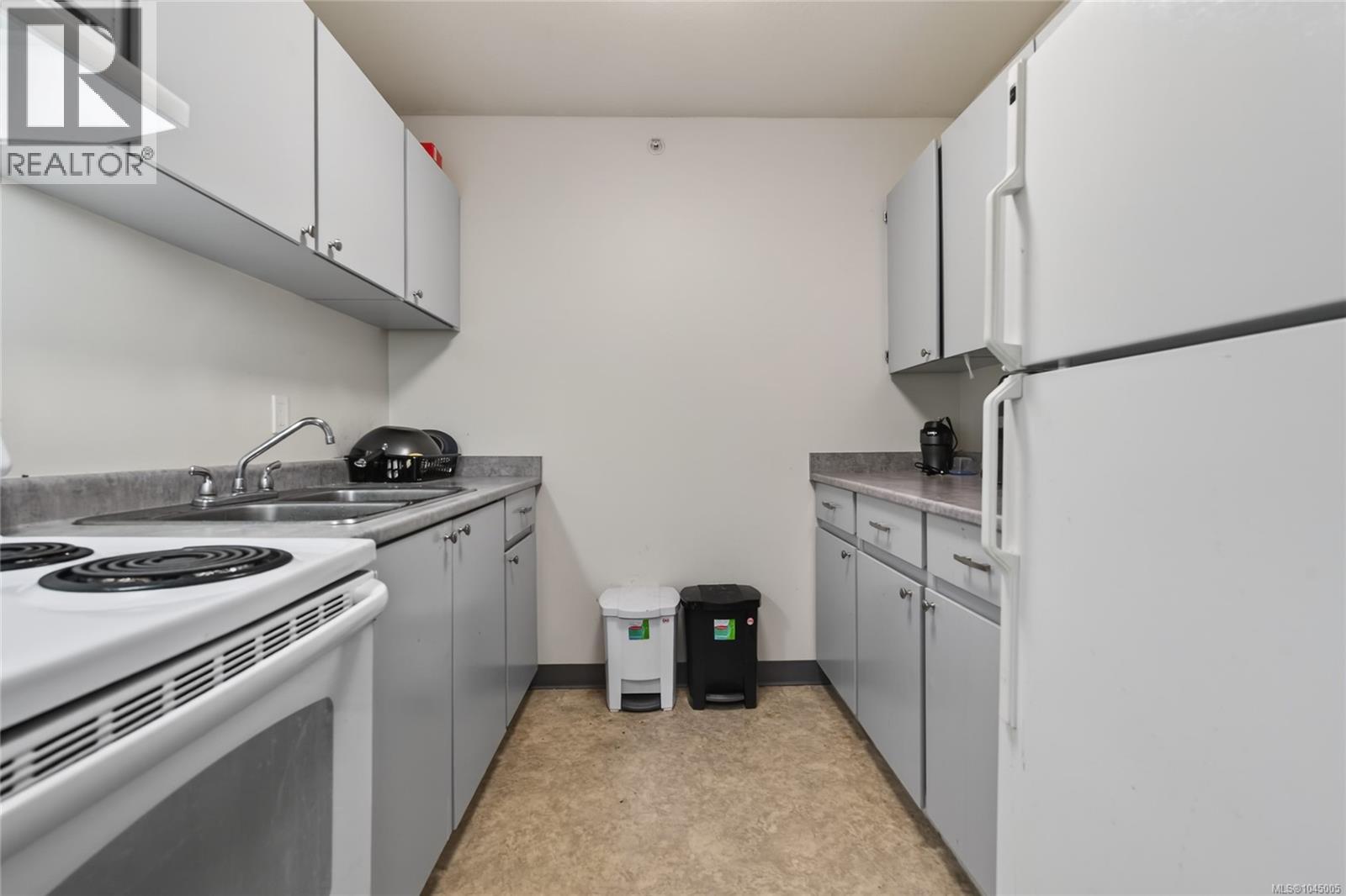 #204 872 Island Hwy S - 9