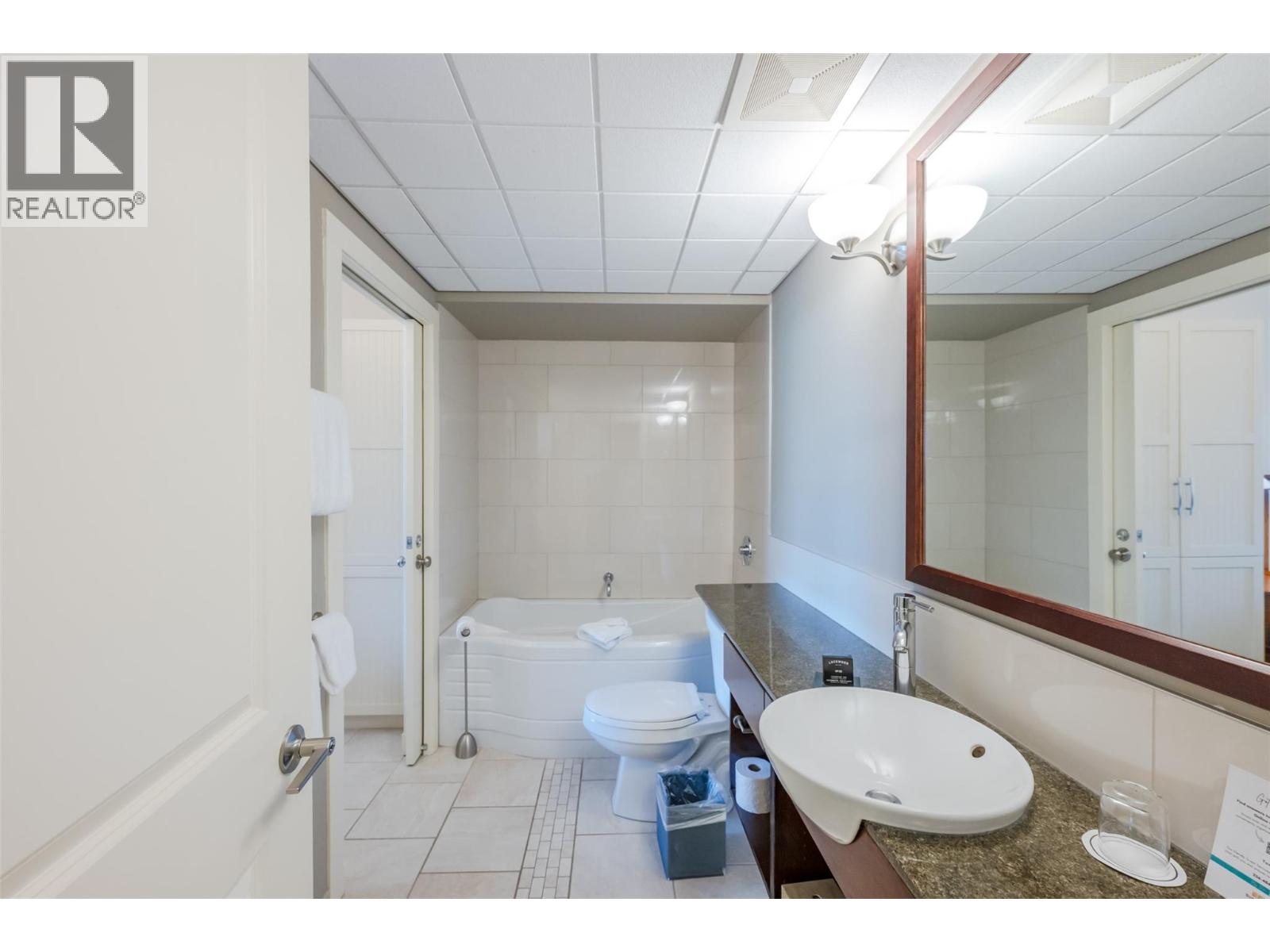 13011 Lakeshore Drive S, Summerland
