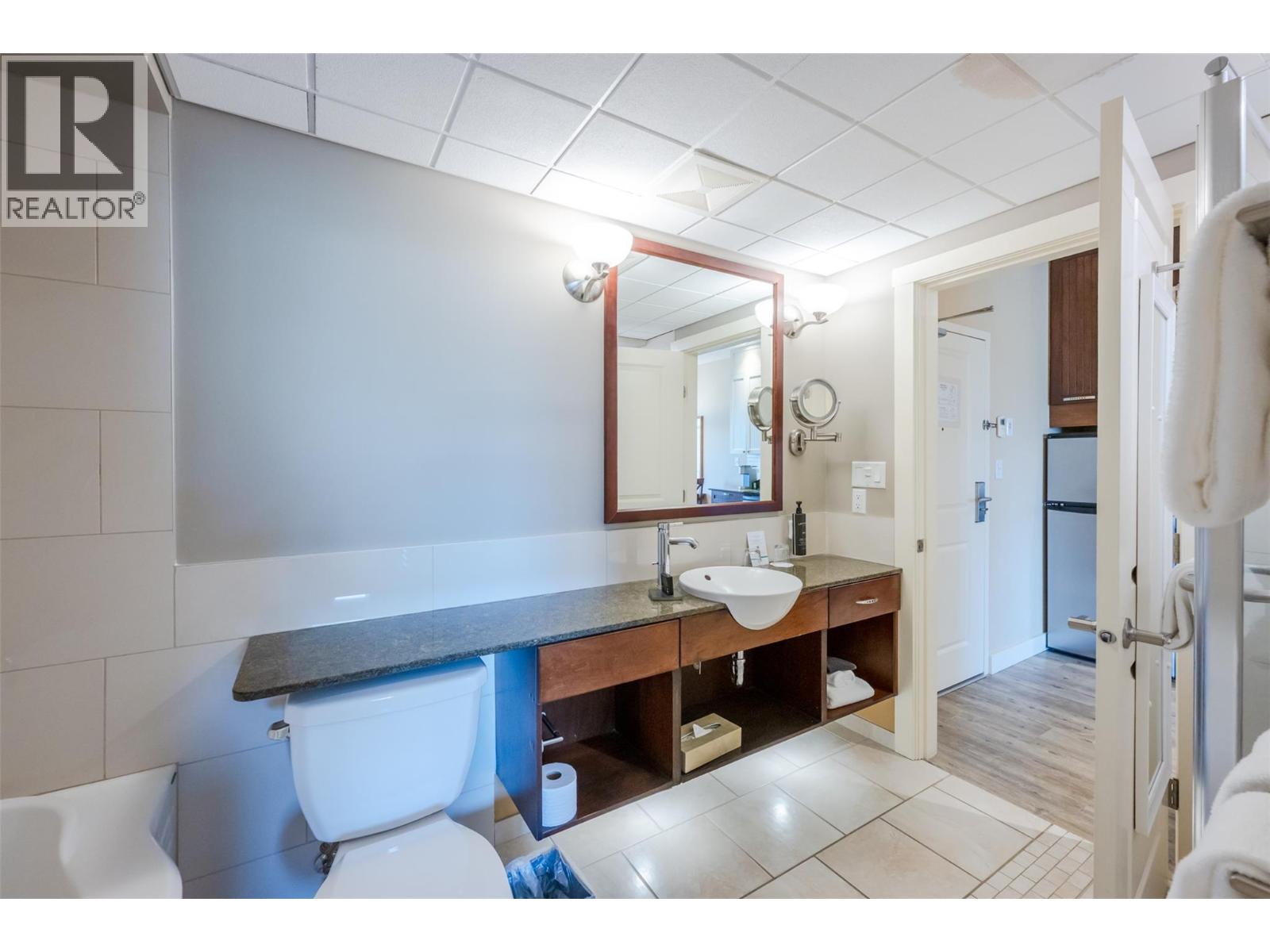 13011 Lakeshore Drive S, Summerland