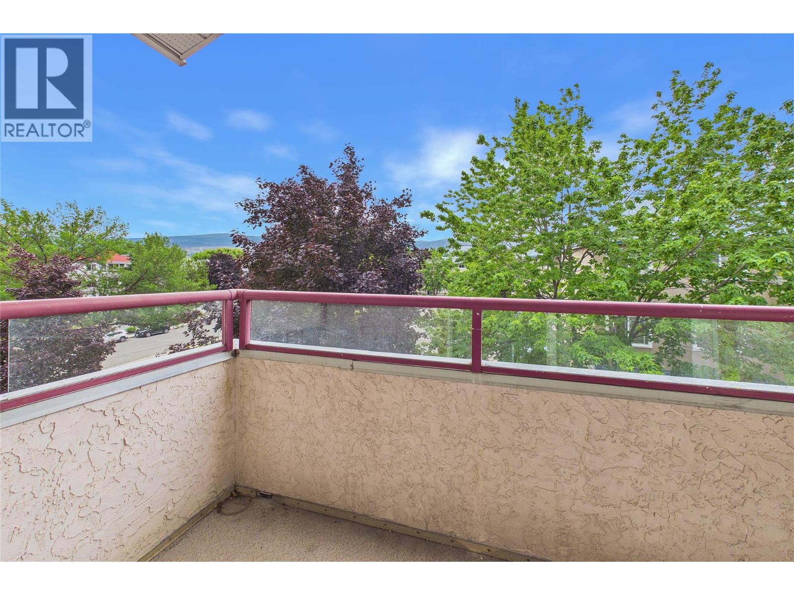 303 993 KLO Road, Kelowna