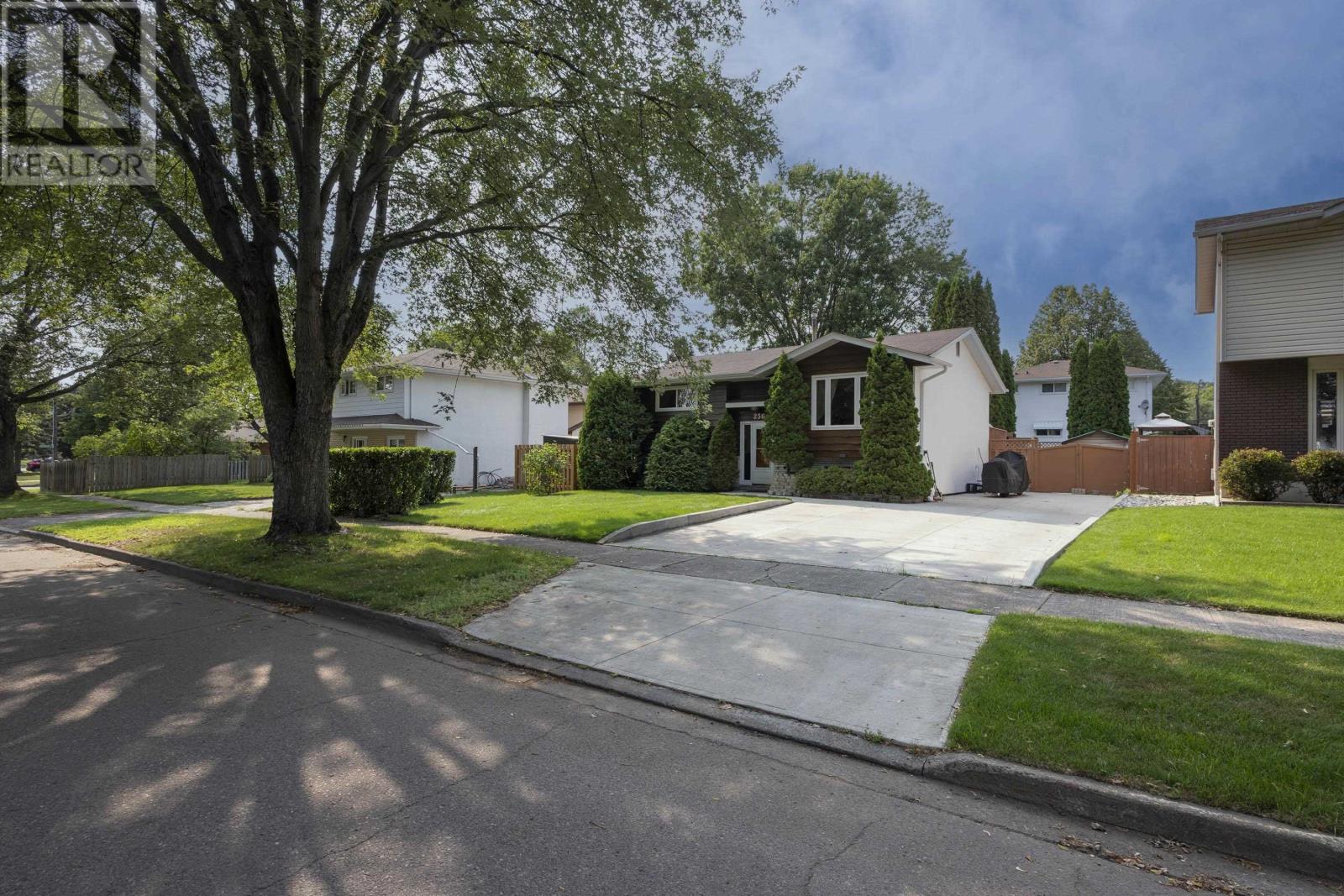 256 Fairbanks CRES - 2