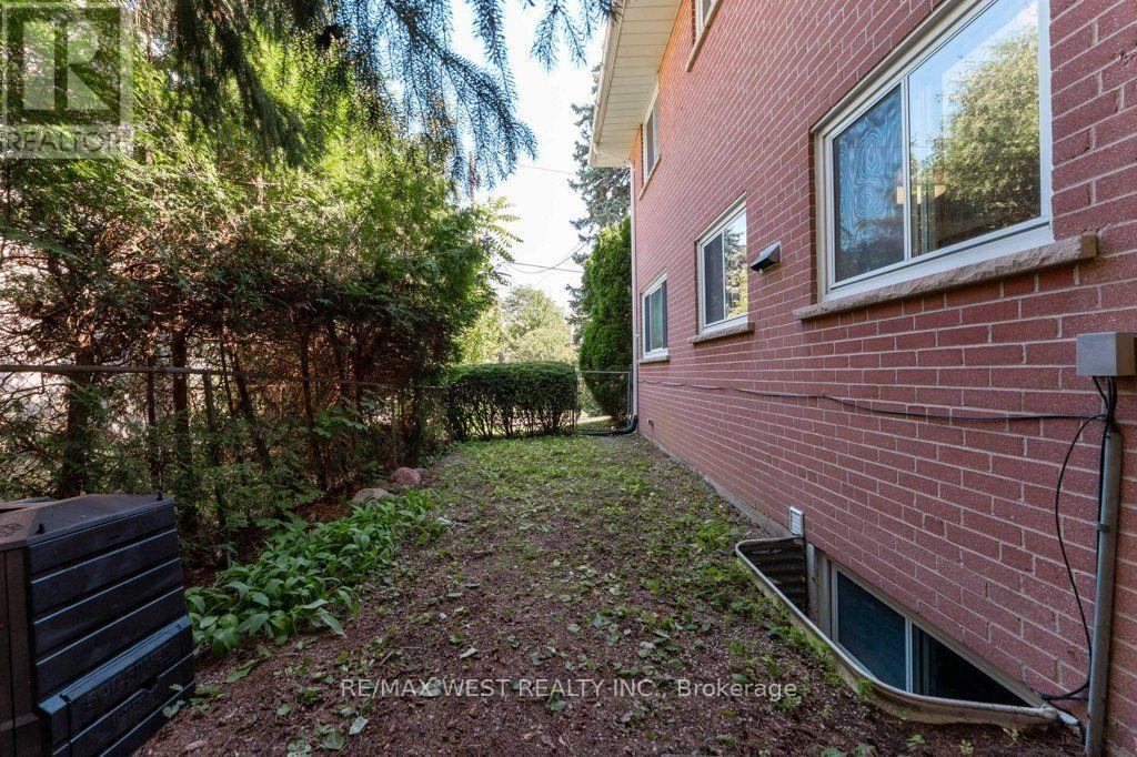 2 ROBINTER DRIVE - 35