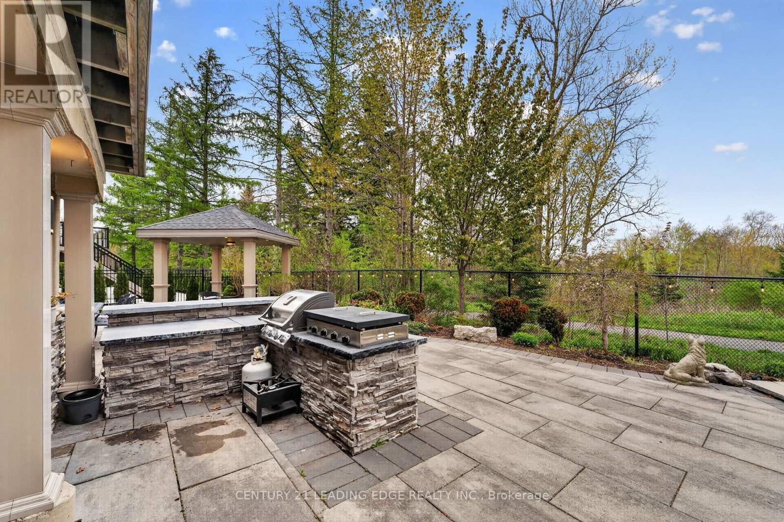 33 STOLLERY POND CRESCENT - 35