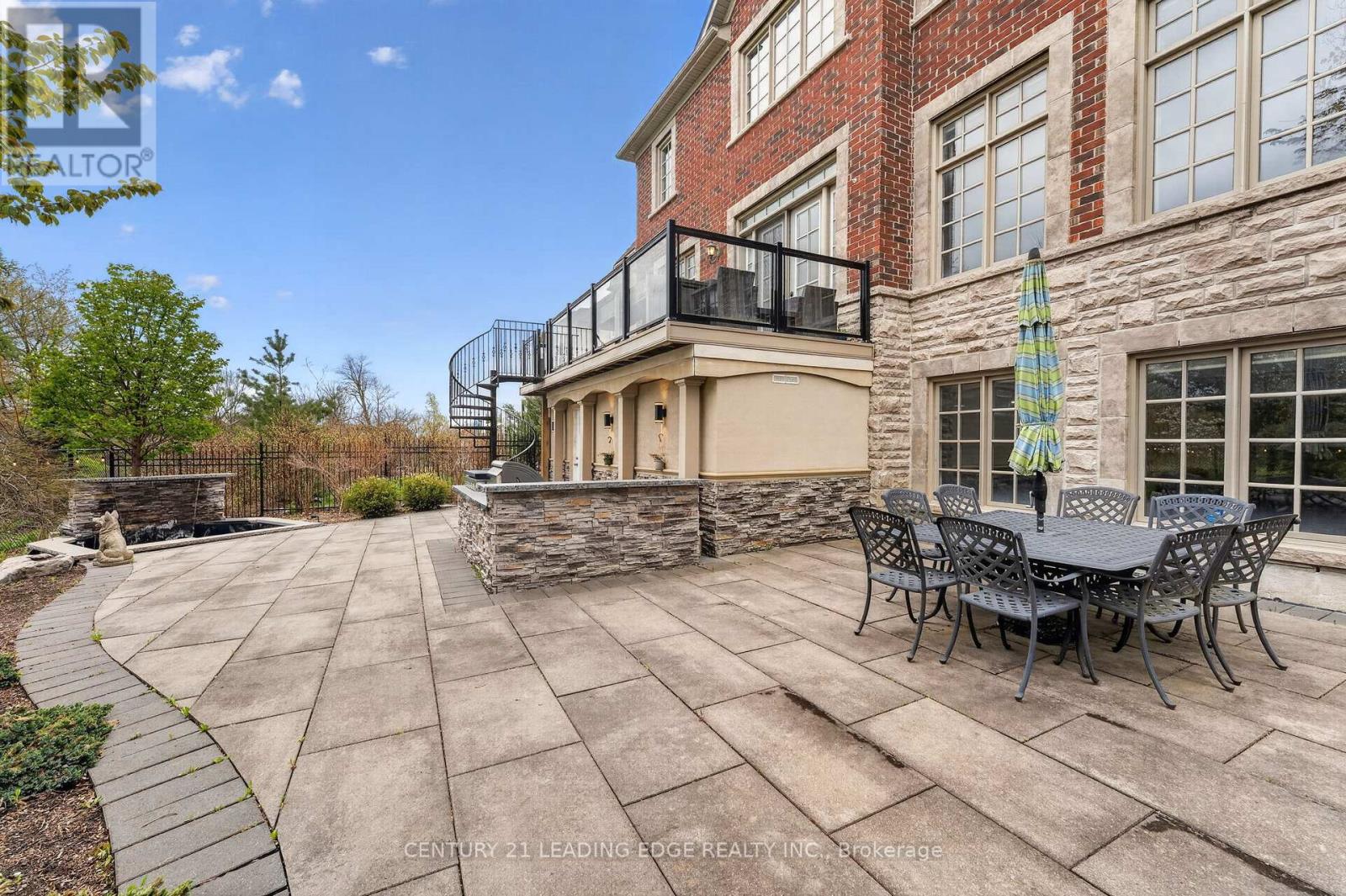 33 STOLLERY POND CRESCENT - 37