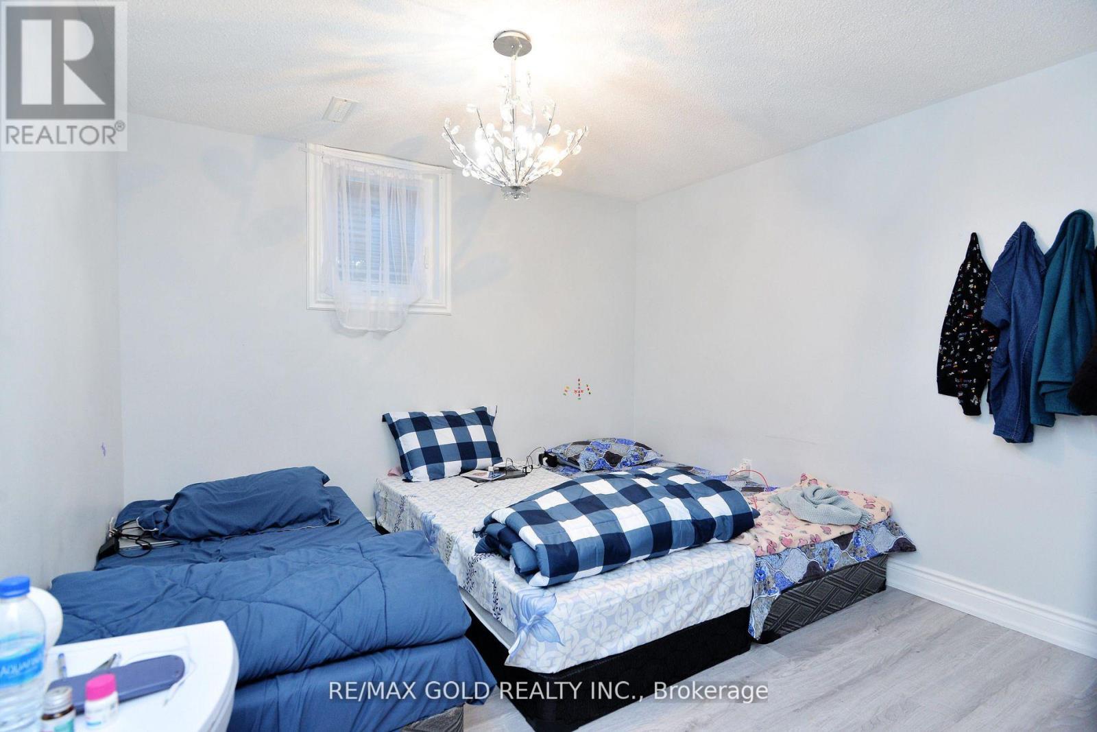 48 GARSIDE CRESCENT - 32