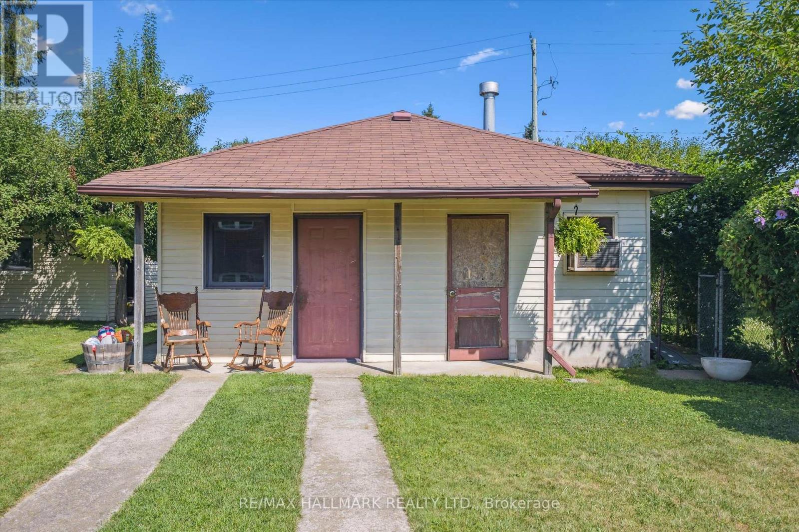 32 WARWICK COURT — photo 2