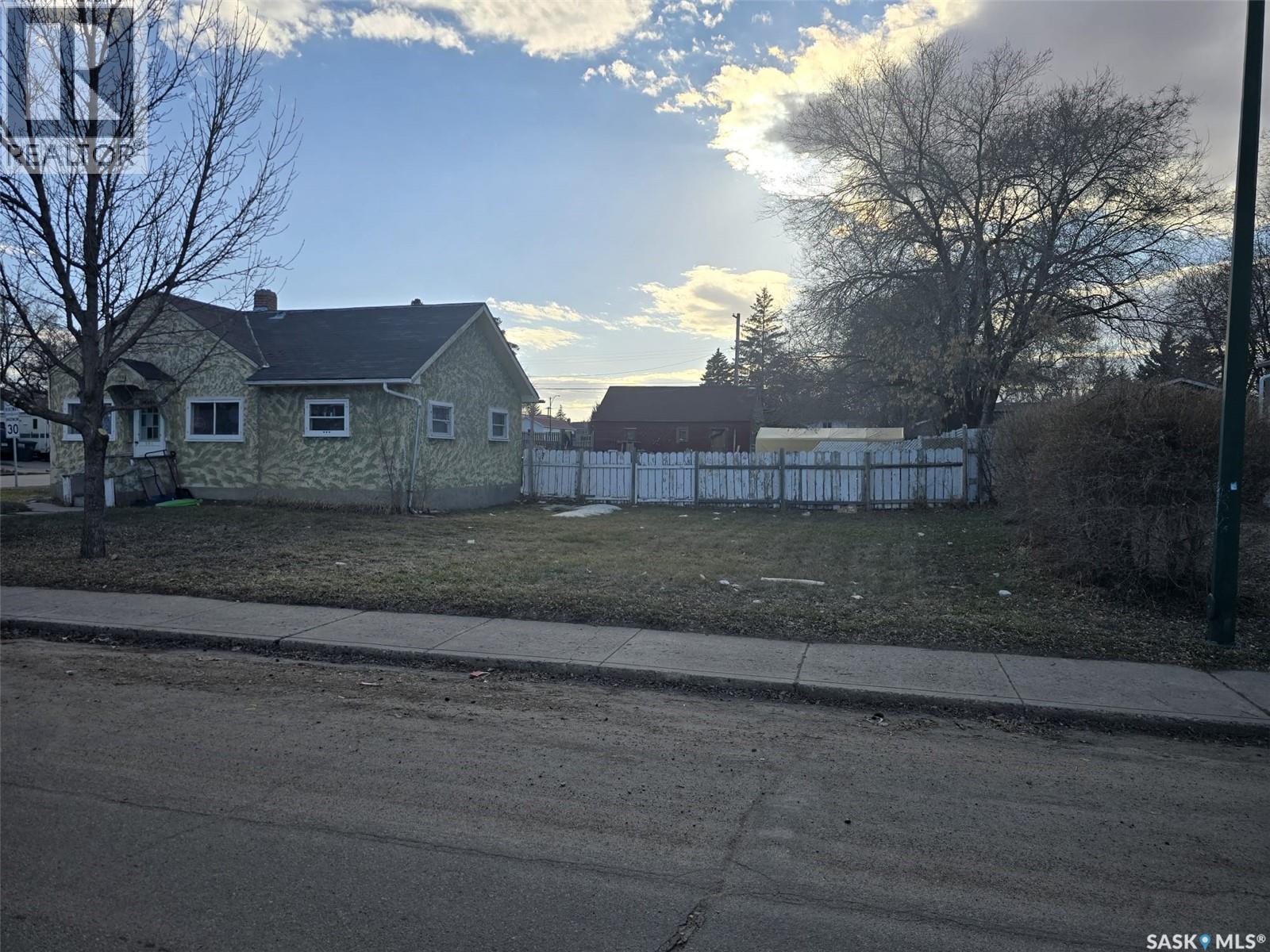 201 R AVENUE N, Saskatoon — photo 2