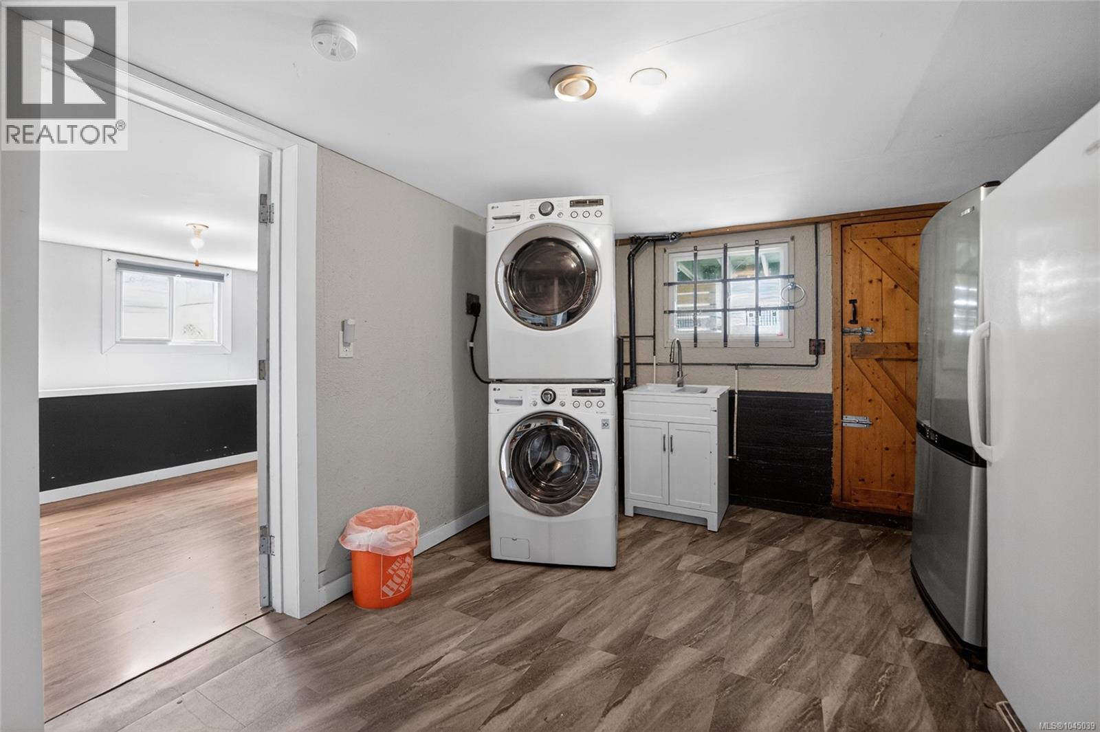 439 Stirling Ave - Image 36