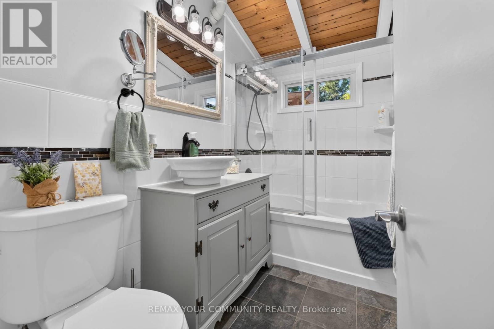 943 BLACKWOODS AVENUE - 11