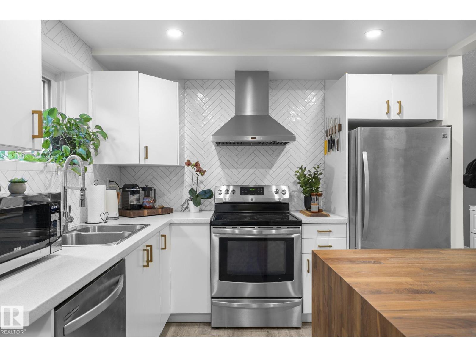 10518 84 AV NW - 14