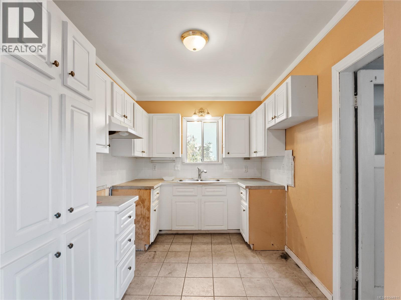2968 Arbutus St - Image 6