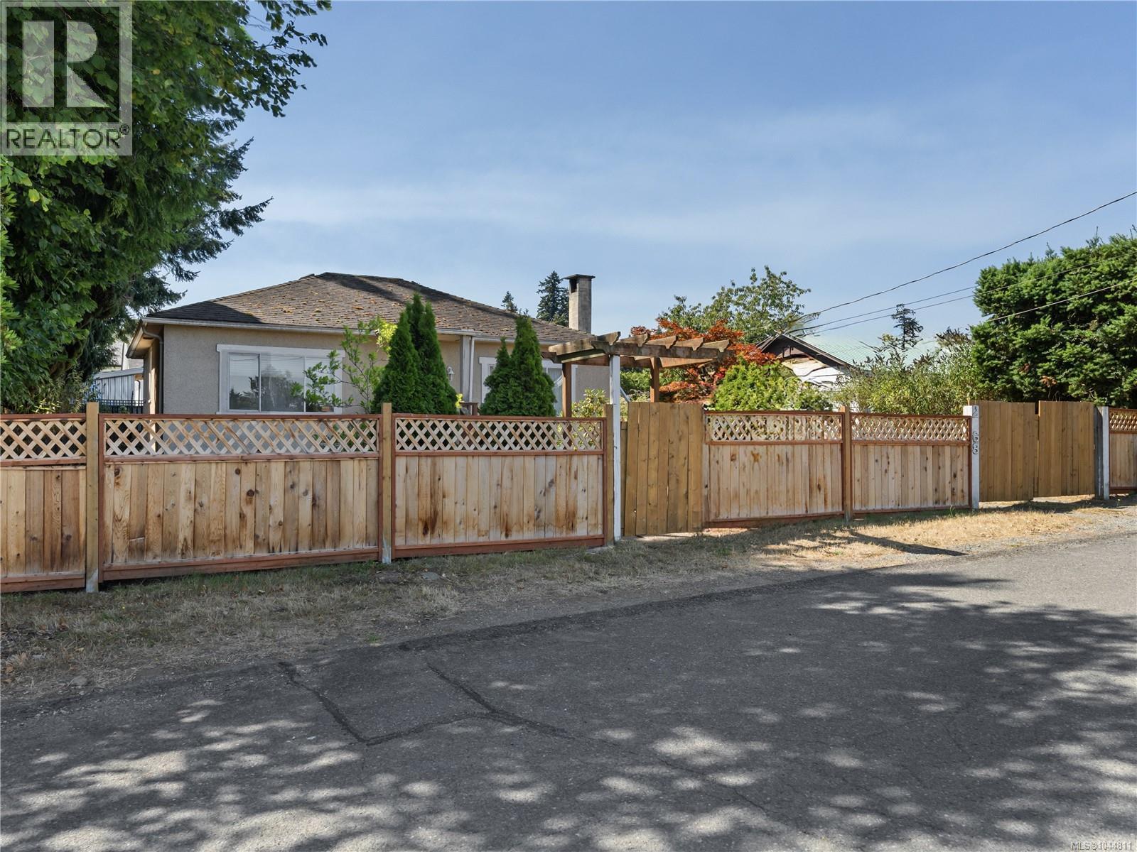 2968 Arbutus St - 25