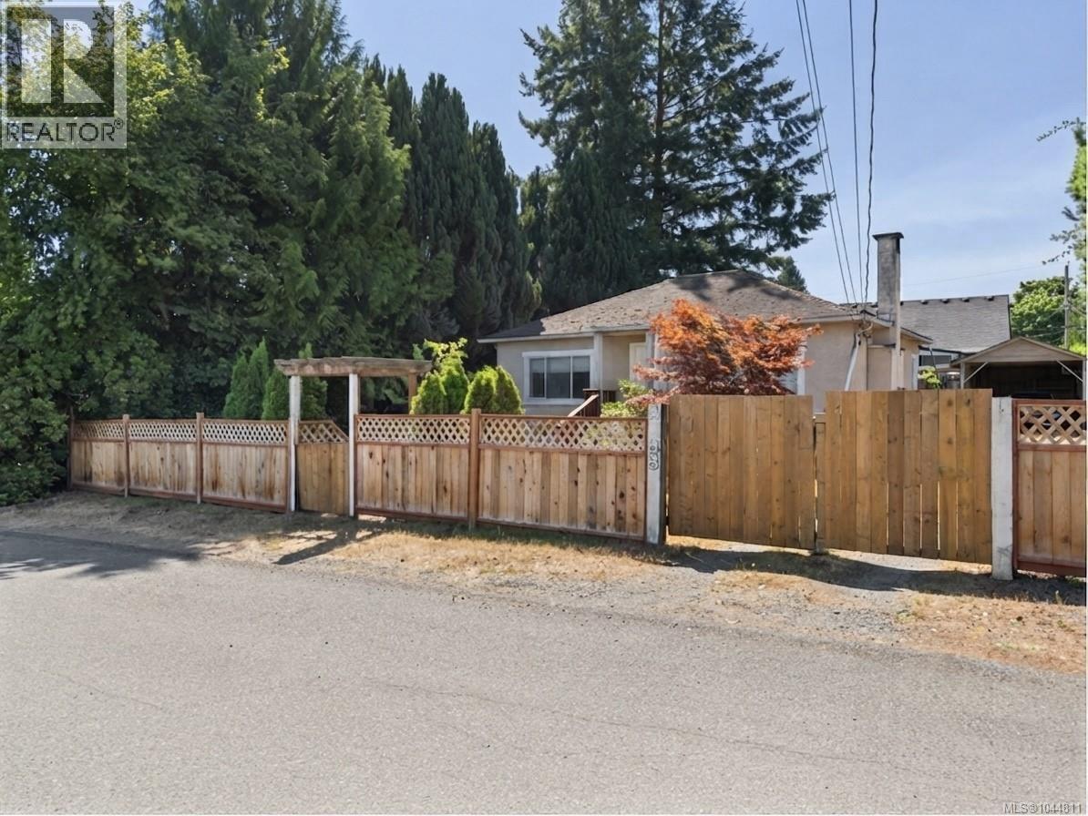 2968 Arbutus St - Image 26
