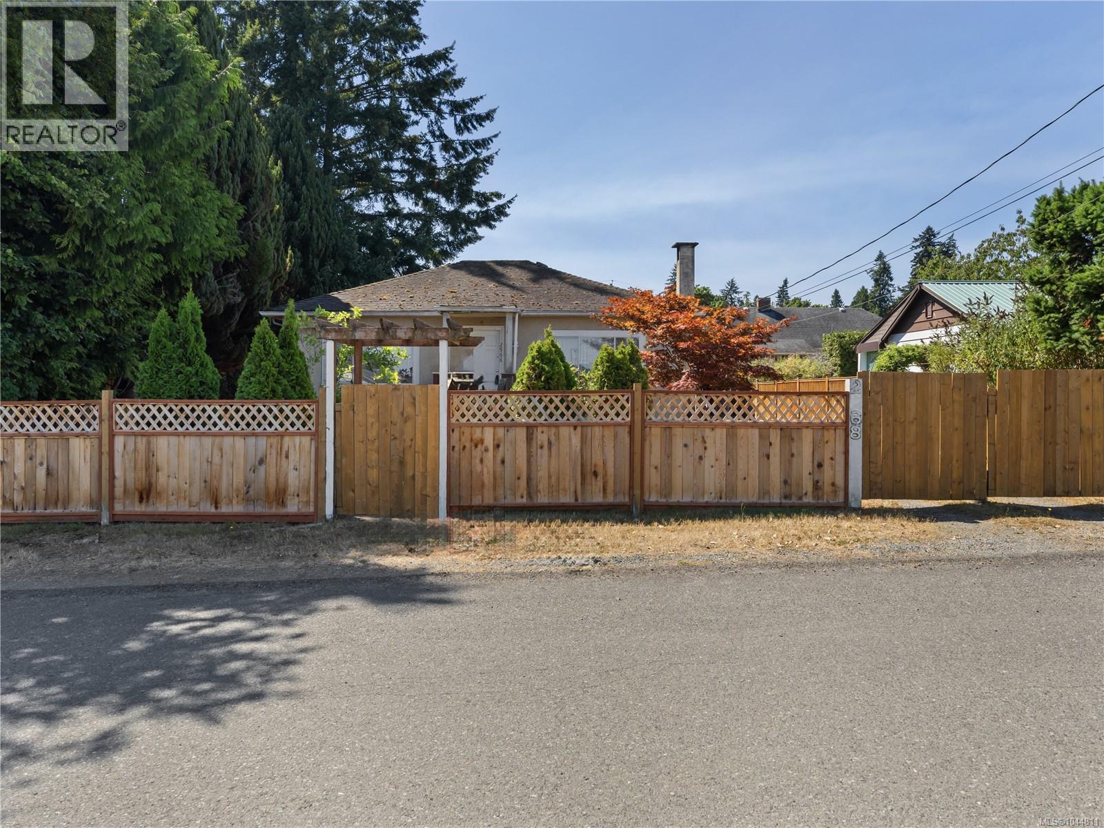 2968 Arbutus St - 24
