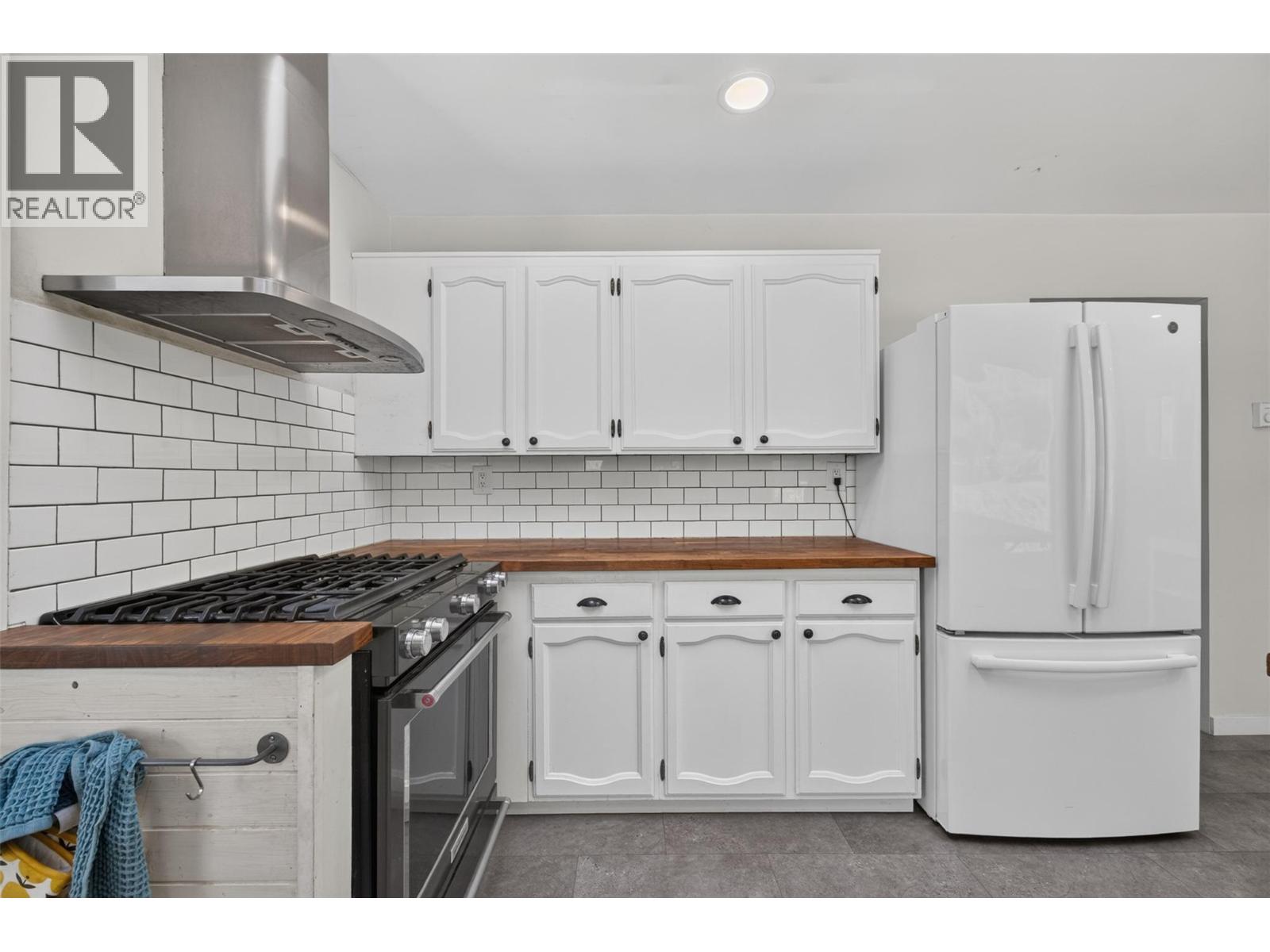  450 20 Avenue Southwest, Salmon Arm