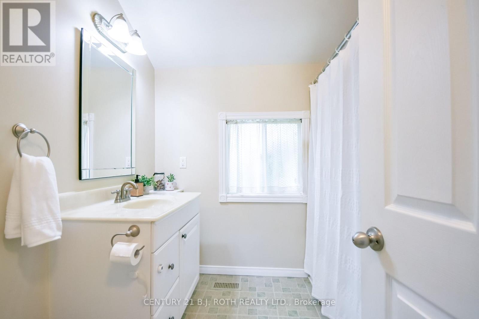 3448 CORONATION AVENUE - Image 20