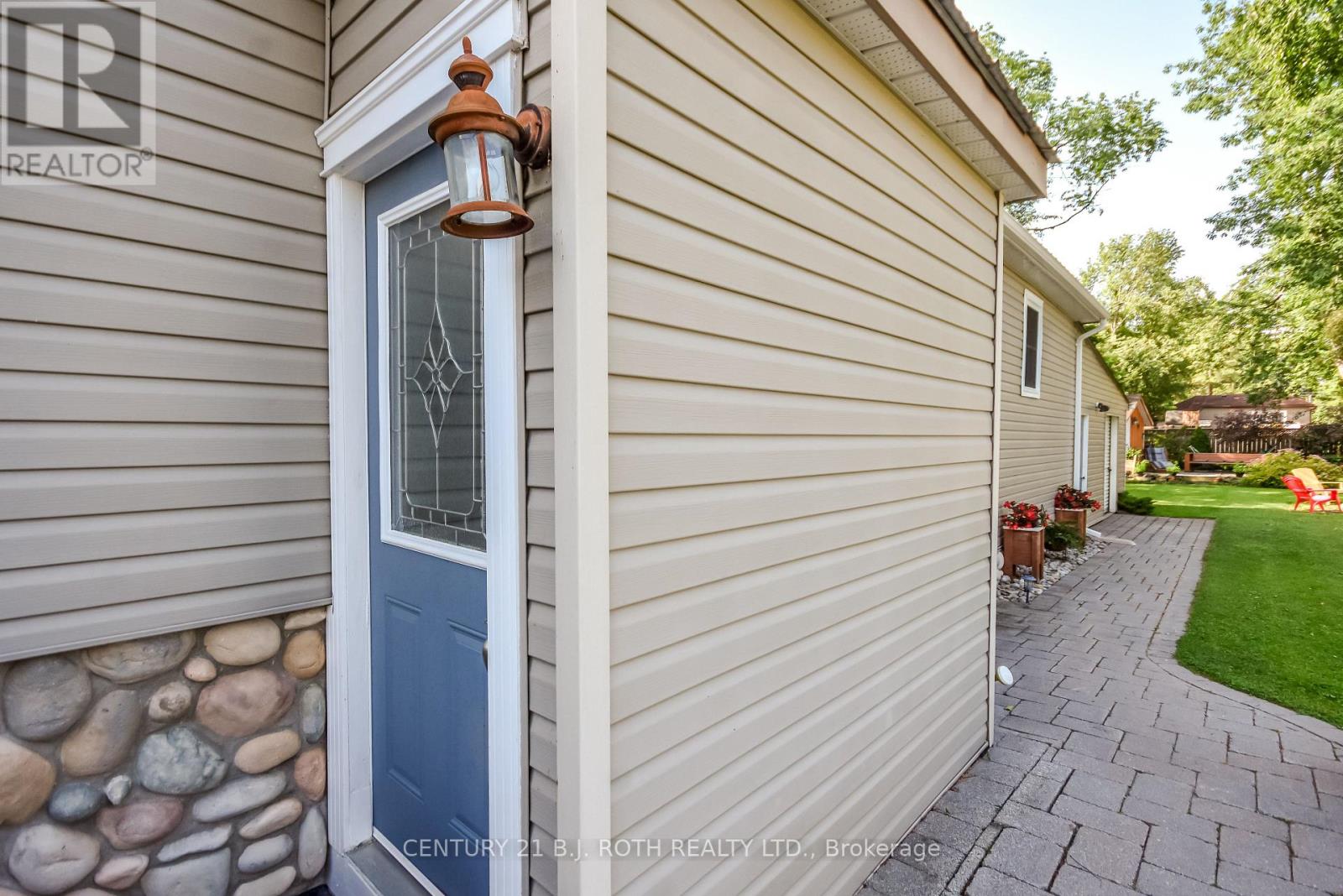 3448 CORONATION AVENUE - Image 27