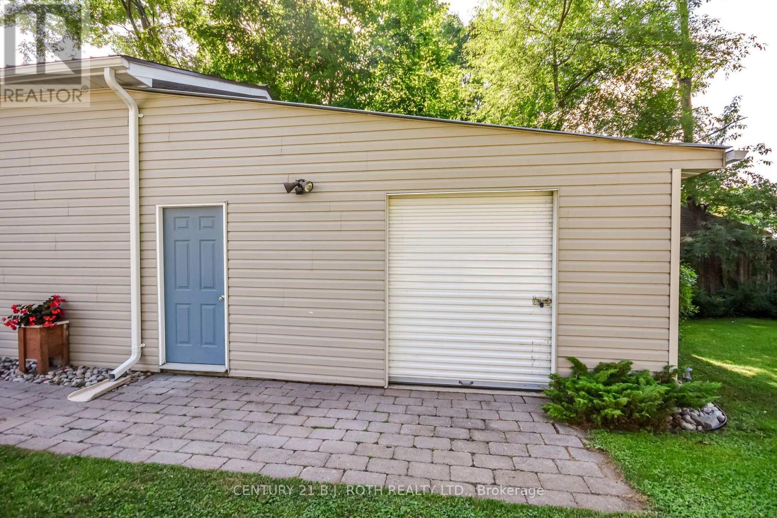 3448 CORONATION AVENUE - Image 28
