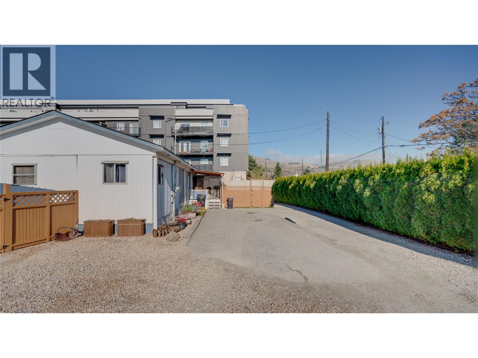 5595 27 Avenue - 5