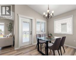 Living room - 220 Sierra Road Sw, Medicine Hat, AB T1B4Y6 Photo 9