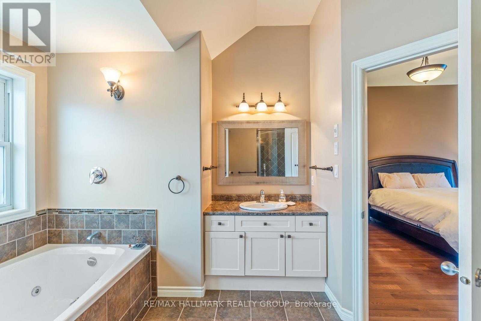 4 SHERMAN LANE - Image 33