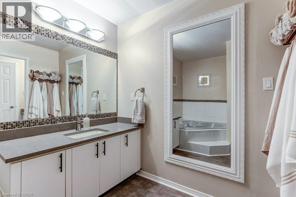 4 EDGEWATER Drive - 27