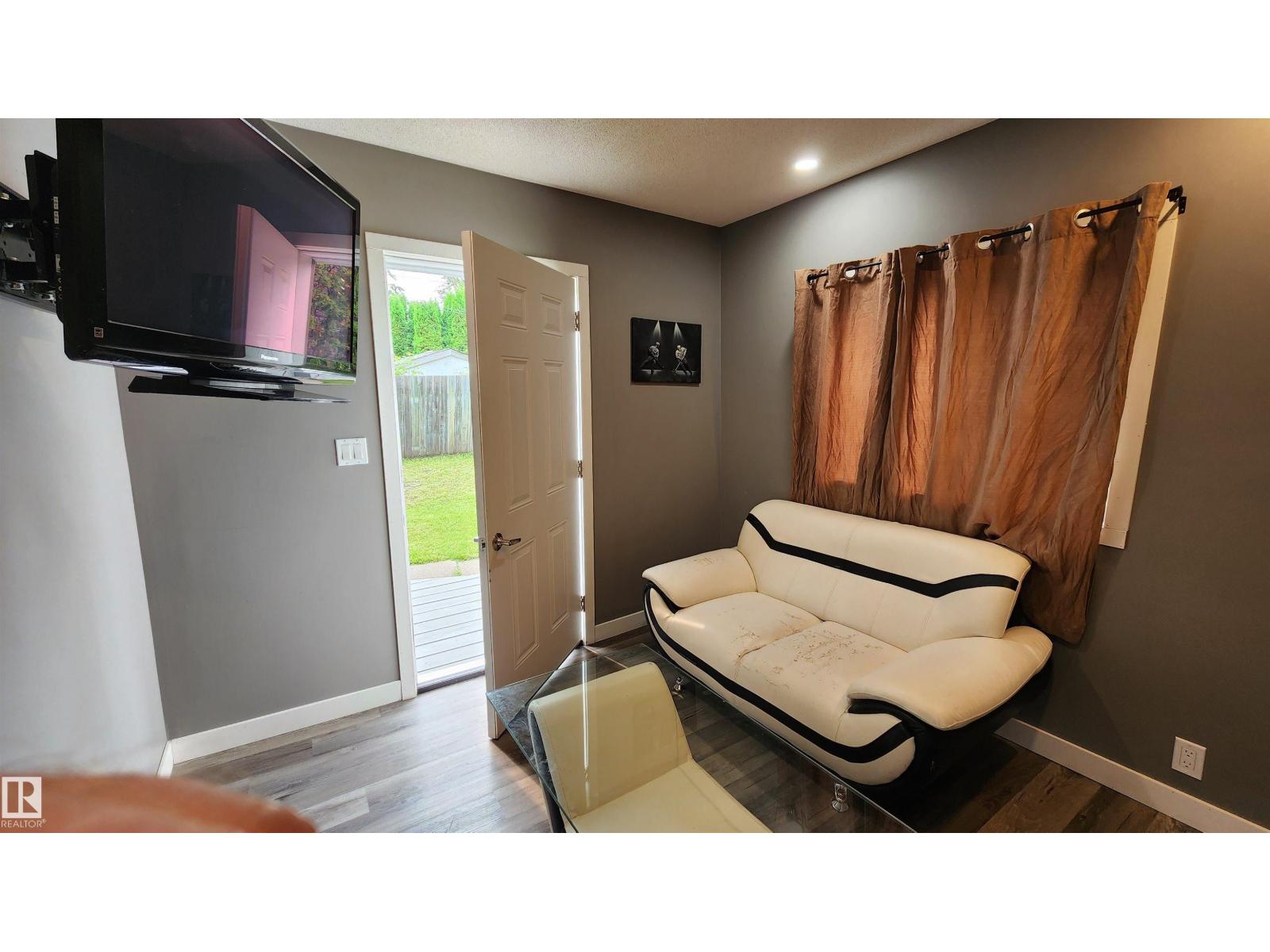 11211 104 ST NW - 48